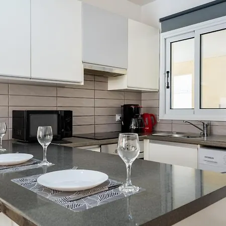 Levante - 2-br & Terrace In Appartement Larnaca